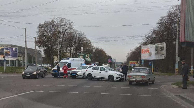 У Львові в ДТП потрапив автомобіль "швид…