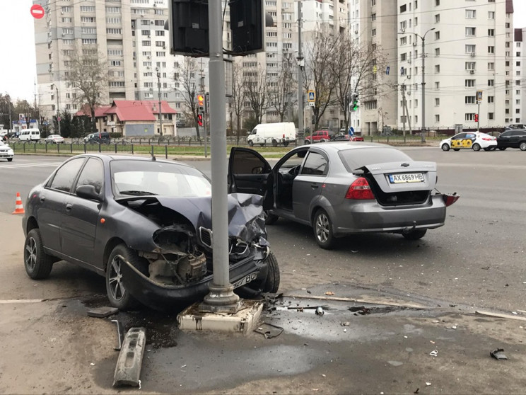 На перекрестке в Харькове врезались авто…