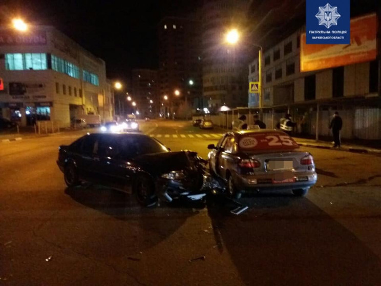 На перекрестке в Харькове разбились авто…