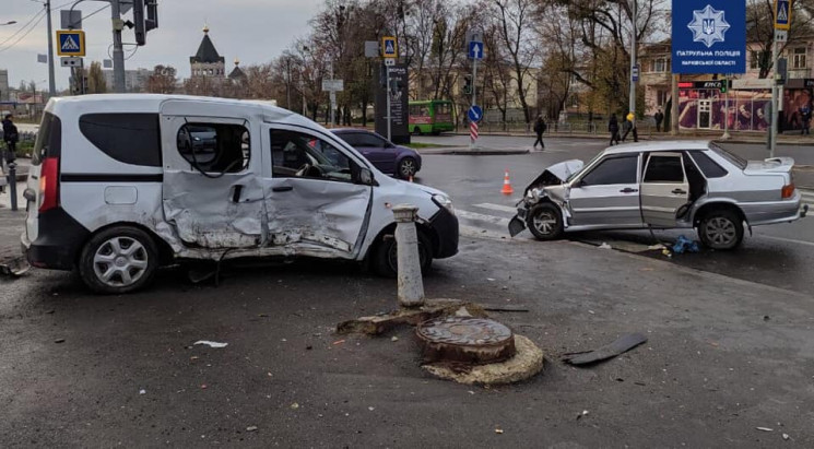 В Харькове врезались легковушки: Один из…