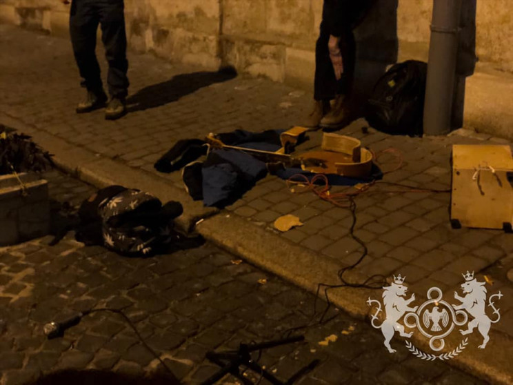 У центрі Львова розтрощили гітару вуличн…