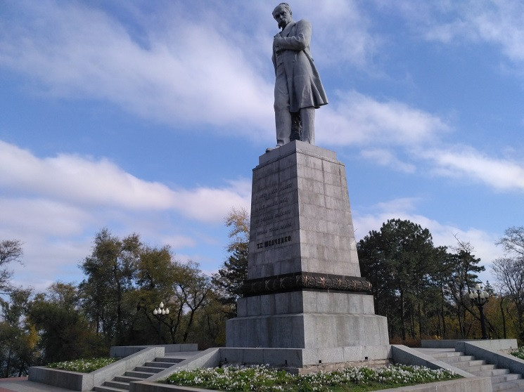 Памятнику Шевченко на Монастырском остро…