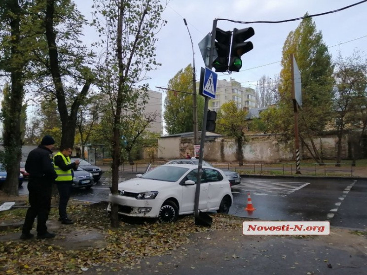 В Николаеве женщина на белой машине врез…