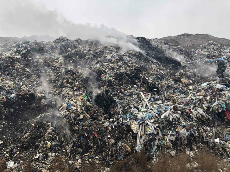 На Полтавщині четверту добу палає сміттє…