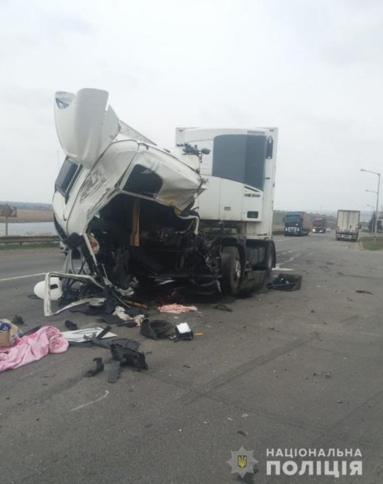 На Миколаївщині зіткнулися дві вантажівк…