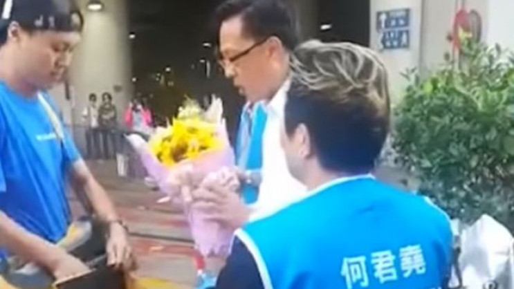 В Гонконге мужчина с цветами подошел к д…