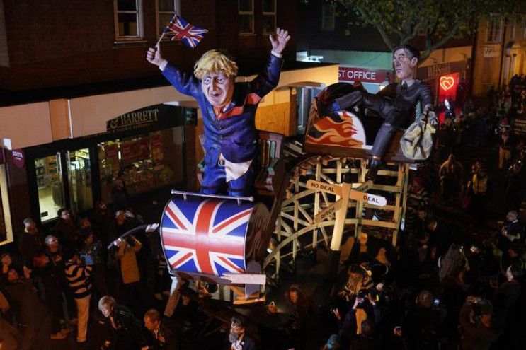 Ночь пороха: Как тысячи британцев носили…