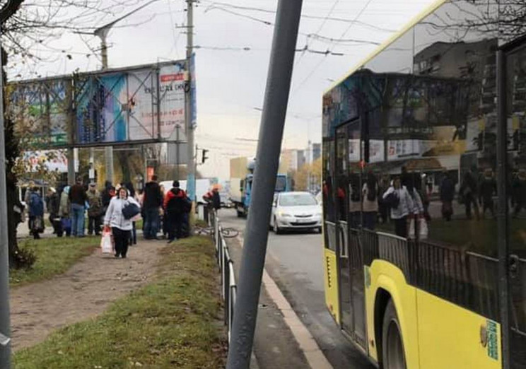 Автобус збив пішохода на переході у Льво…