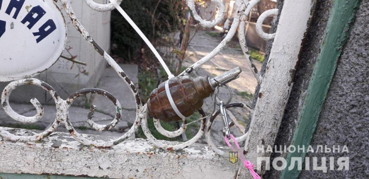 Препятствуют объединению громад: общественники назвали причину появления гранаты на воротах активиста Килийского района