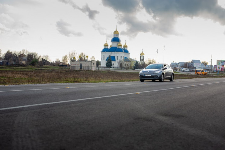 На Дніпропетровщині ремонтники дороги мі…