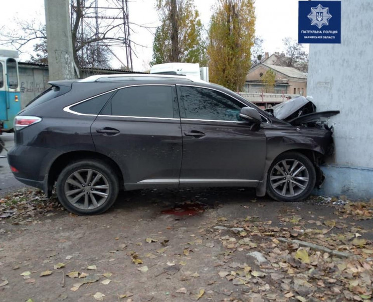 У Харкові водій Lexus протаранив стовп т…