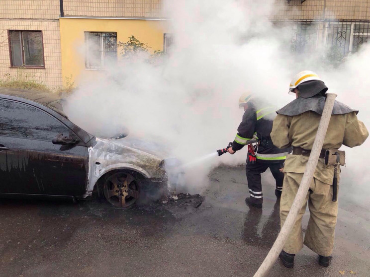 У Кам'янському згоріла припаркована авті…