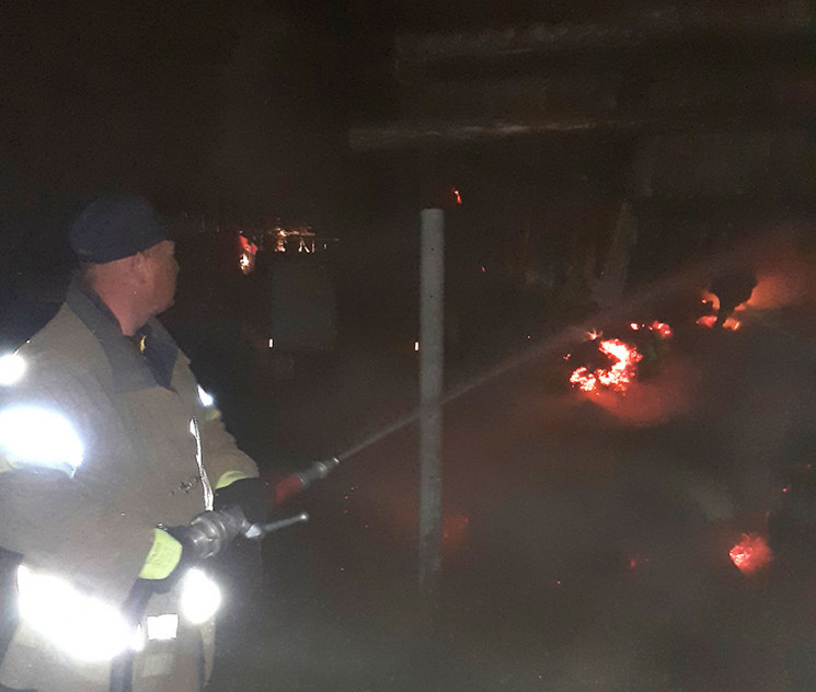 На Полтавщині пожежа знищила сінник і 4…