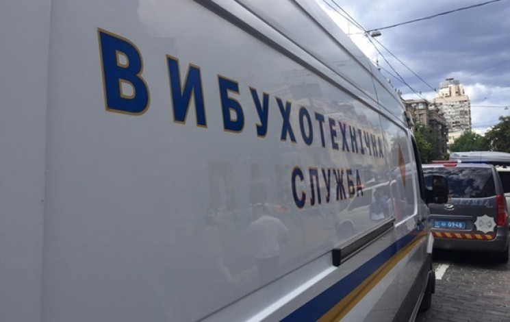 В Харькове ищут взрывчатку в трех судах…