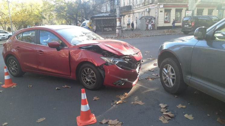 В центре Одессе столкнулись три авто: Ес…