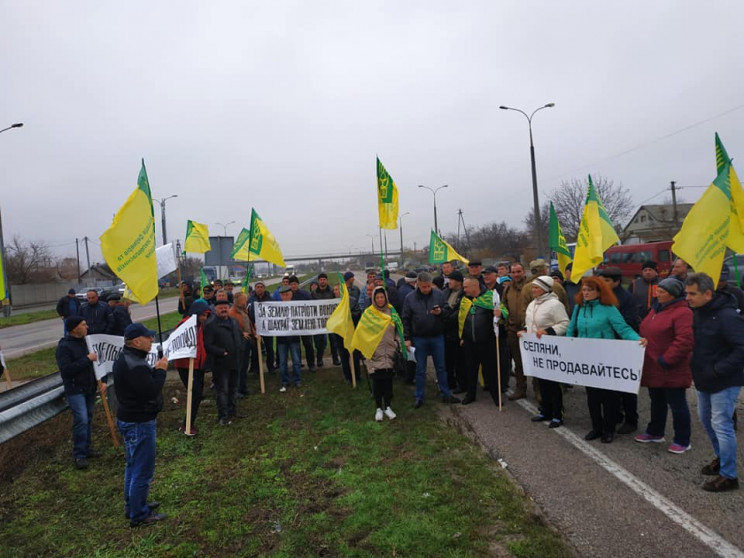 На Дніпропетровщині люди перекрили трасу…