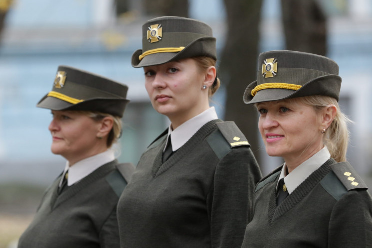 Женщины-офицеры ВСУ будут носить шляпы о…