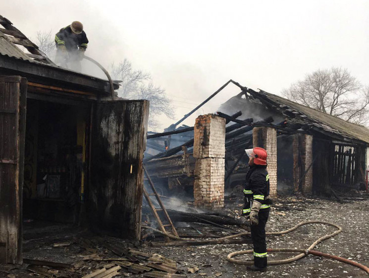 На Полтавщине пожар охватил гараж: Огонь…