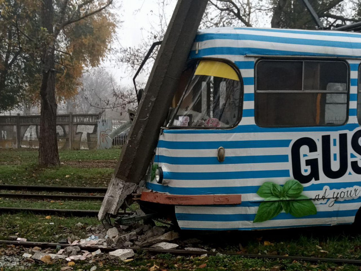 В Одессе трамвай врезался в столб…