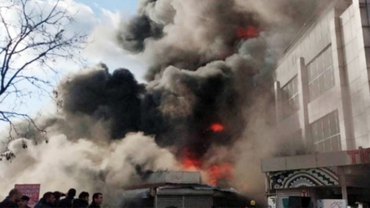 В Баку масштабно горит торговый центр: Е…