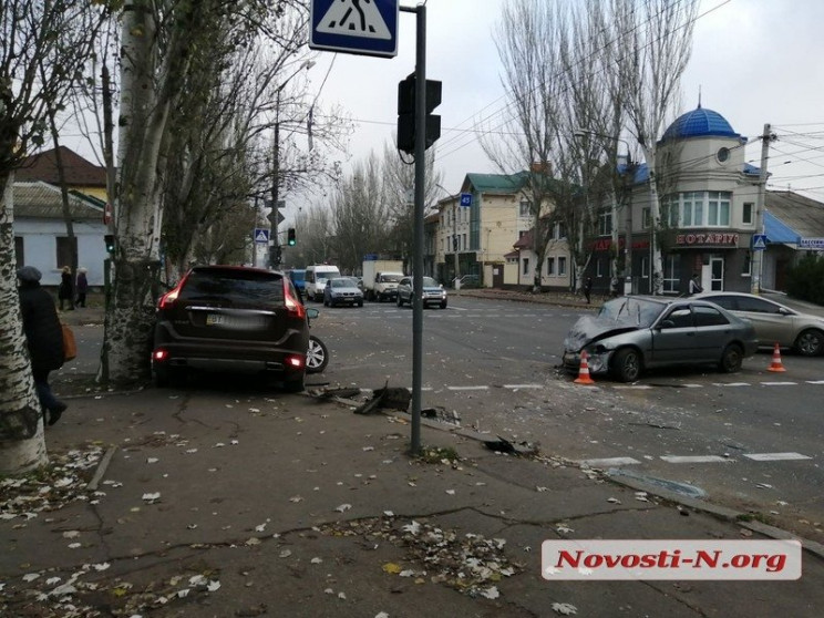 В Николаеве женщина-водитель "сманевриро…