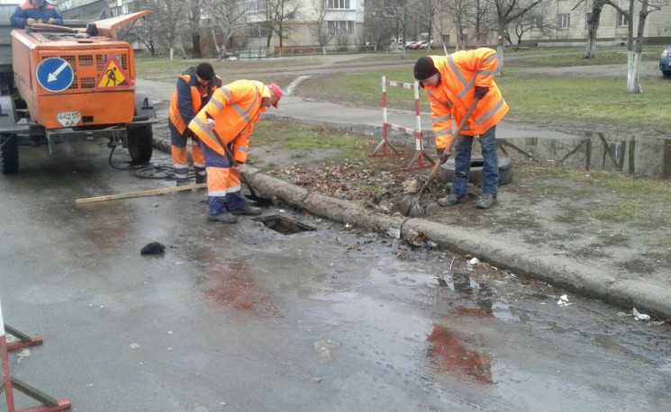 В Ужгороді комунальники чистять по місту…