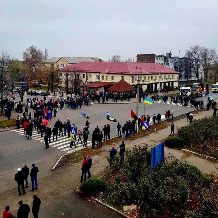 В Мирнограде шахтеры с женами и детьми в…