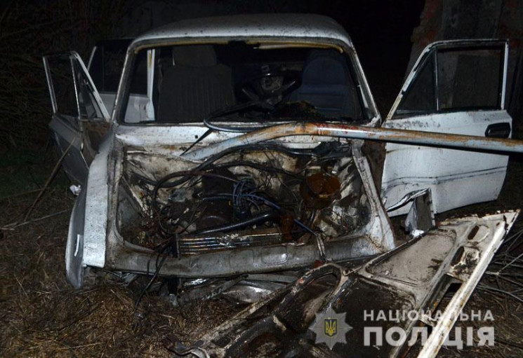 На Донетчине автомобиль врезался в мост:…