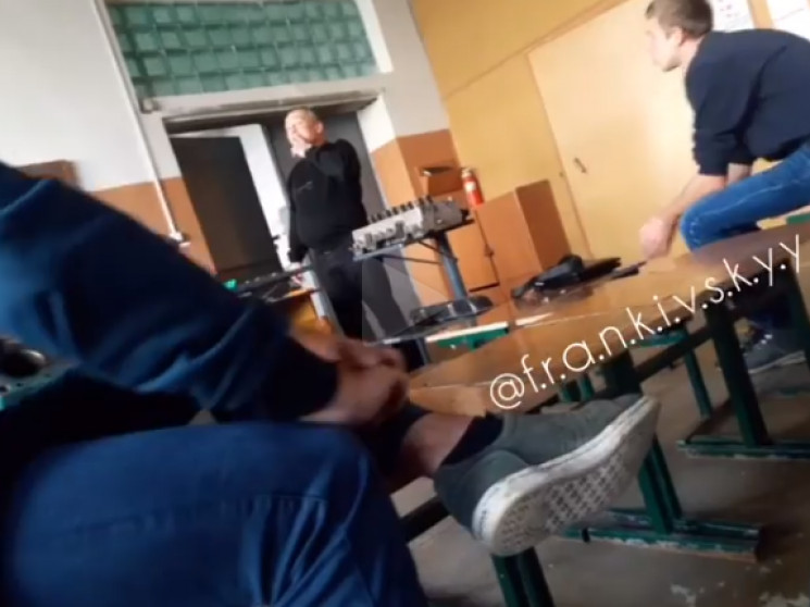 В Івано-Франківську вчитель курив під ча…