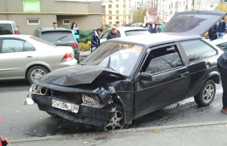 У Львові зіткнулися автомобілі, "швидка"…