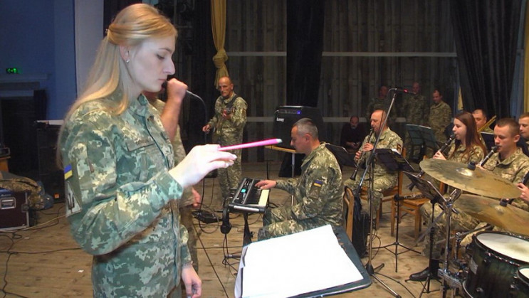 Женское дело: В Виннице военным оркестро…