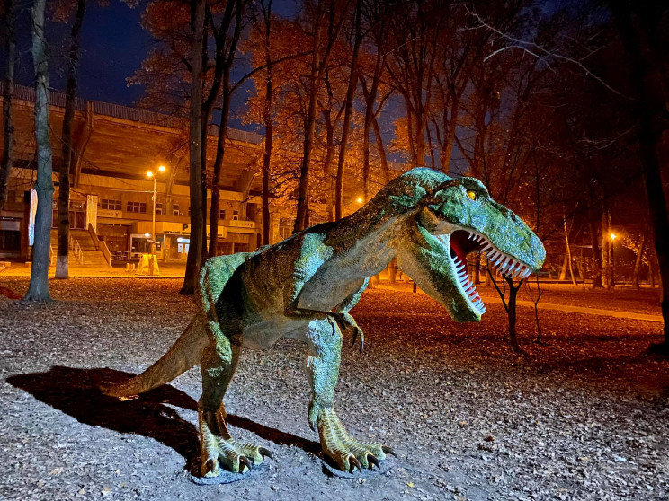 У франківському парку оселився динозавр…