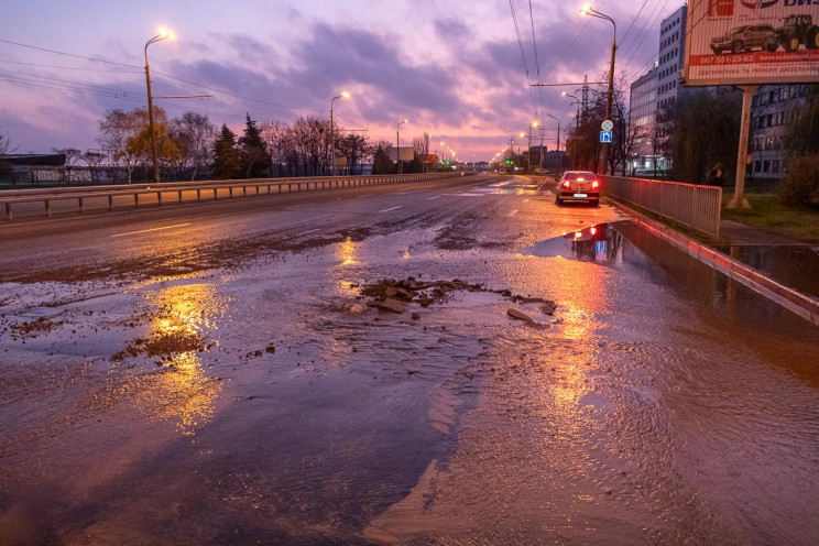 На набережной в Днепре вода пробила доро…