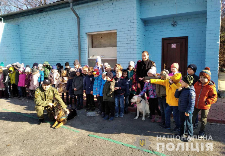 У Дніпрі дітям показали тренування служб…