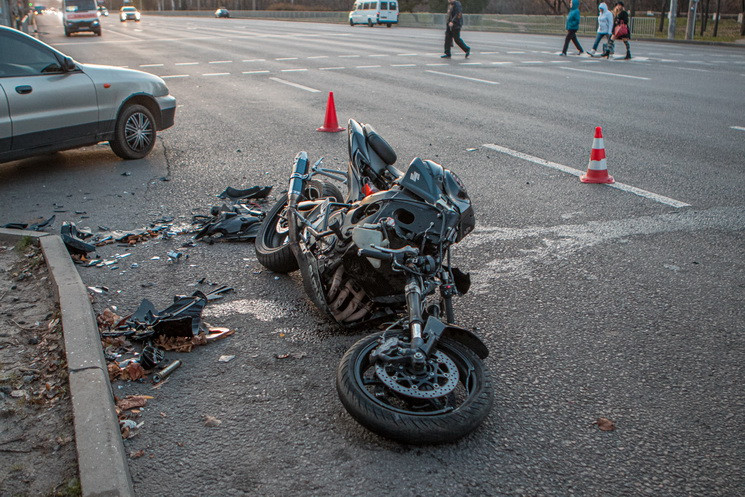 В Днепре мотоцикл врезался в автомобиль:…