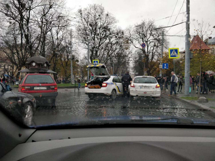 У центрі Львова поліцейські потрапили у…