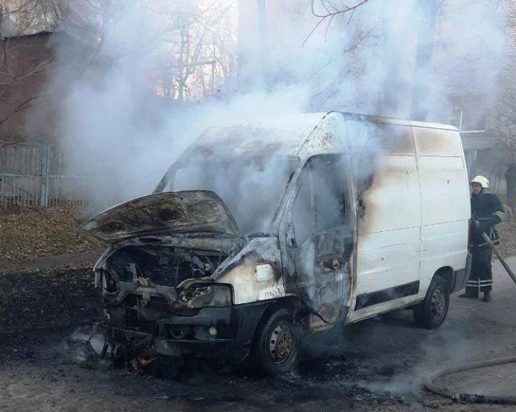 В спальном районе Запорожья сгорел микро…