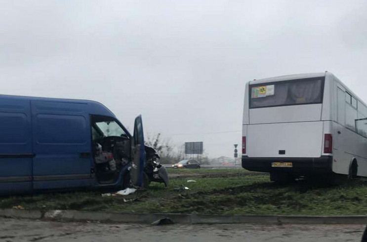 На в'їзді у Львів бус протаранив маршрут…