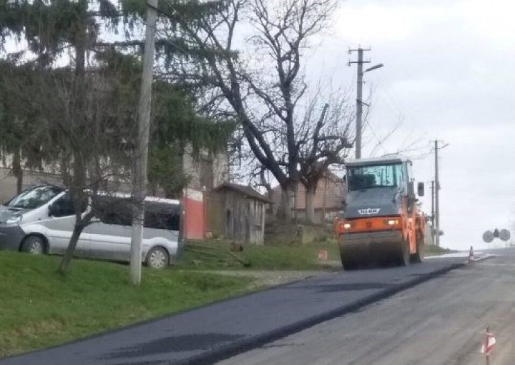 Дорожники ремонтують обласну дорогу між…