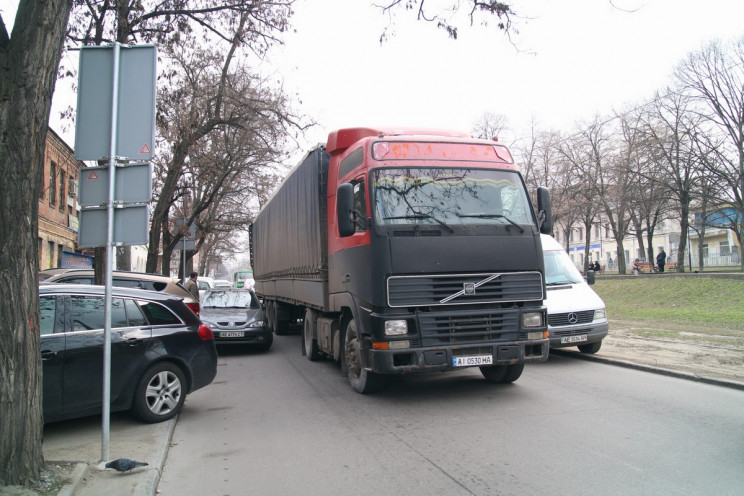 У центрі Дніпра вантажівка зачепила п'ят…