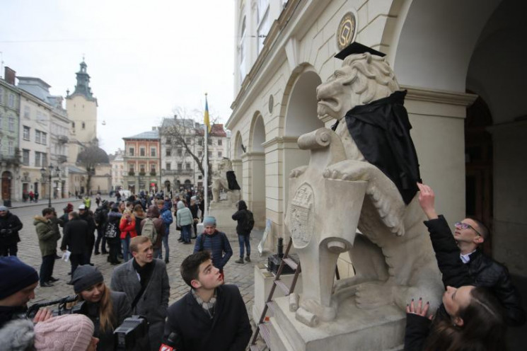 У Львові одягнуть у мантії скульптури ле…