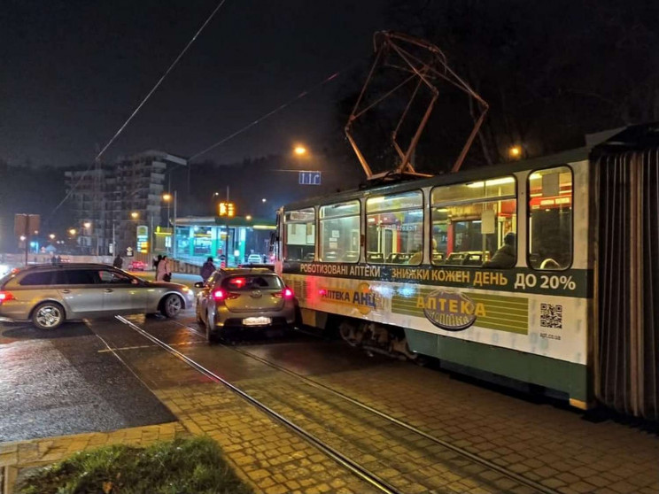 У Львові автомобіль кинувся під трамвай…