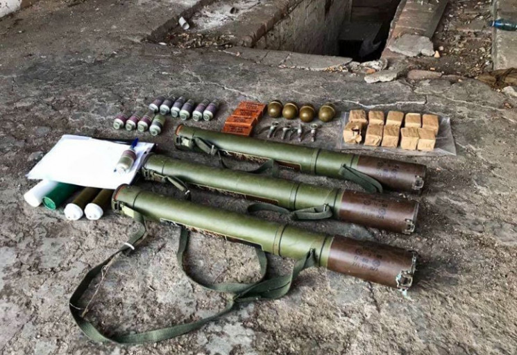 На Донбасі знайшли схрон з гранатометами…