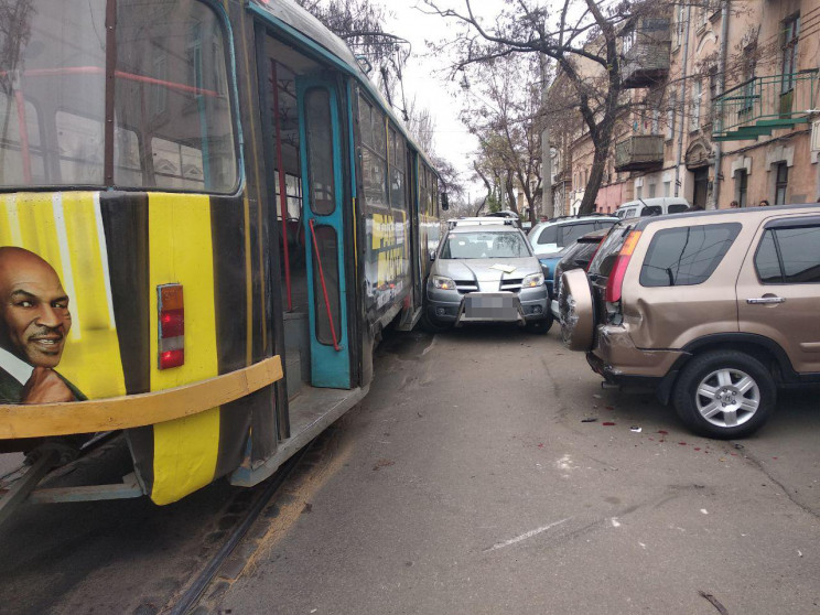 В Одесі ДТП блокувала рух двох трамвайни…
