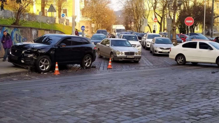 У Львові автомобіль  поліції зіткнувся з…