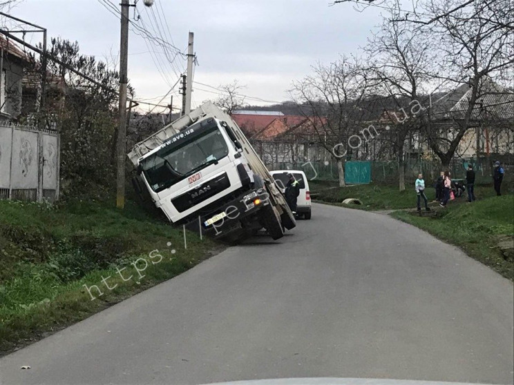 На Мукачівщині сміттєвоз перекинувся у к…