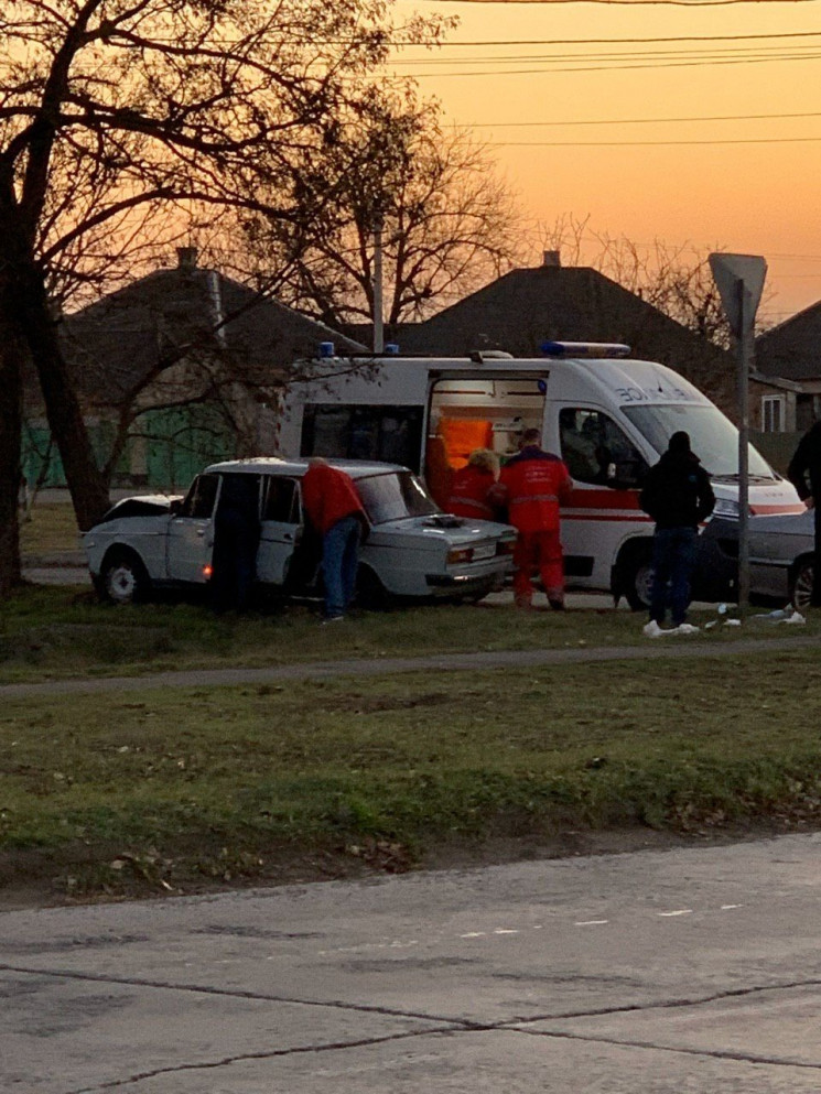 У Маріуполі автомобіль врізався в дерево…