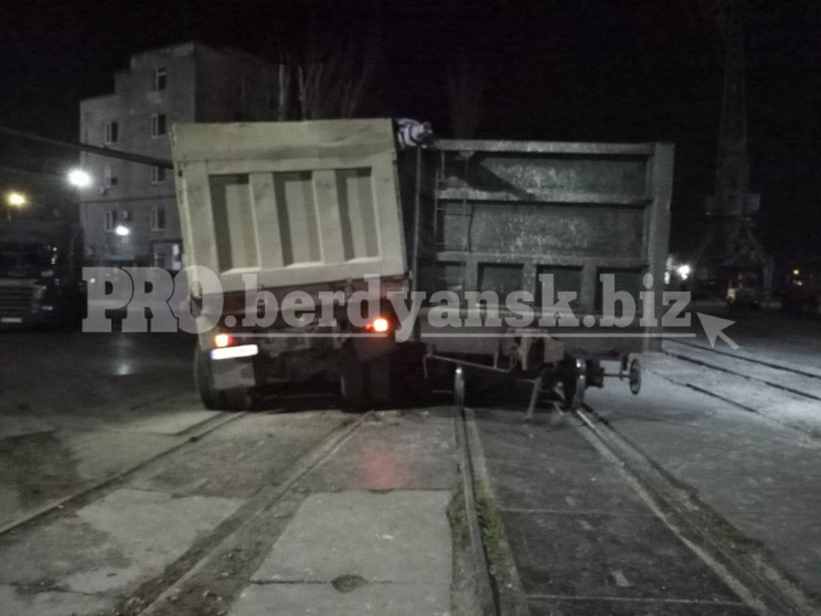 В Бердянске поезд протаранил зерновоз…