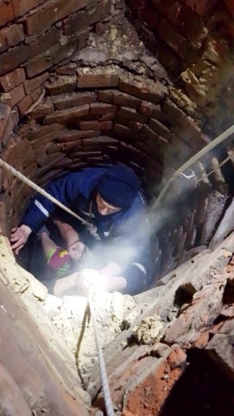 На Дніпропетровщині жінка впала у колодя…