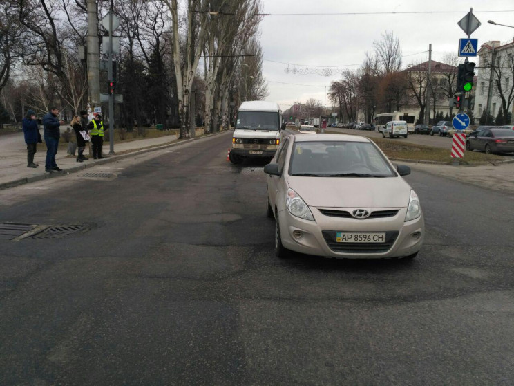 В центре Запорожья столкнулись две машин…